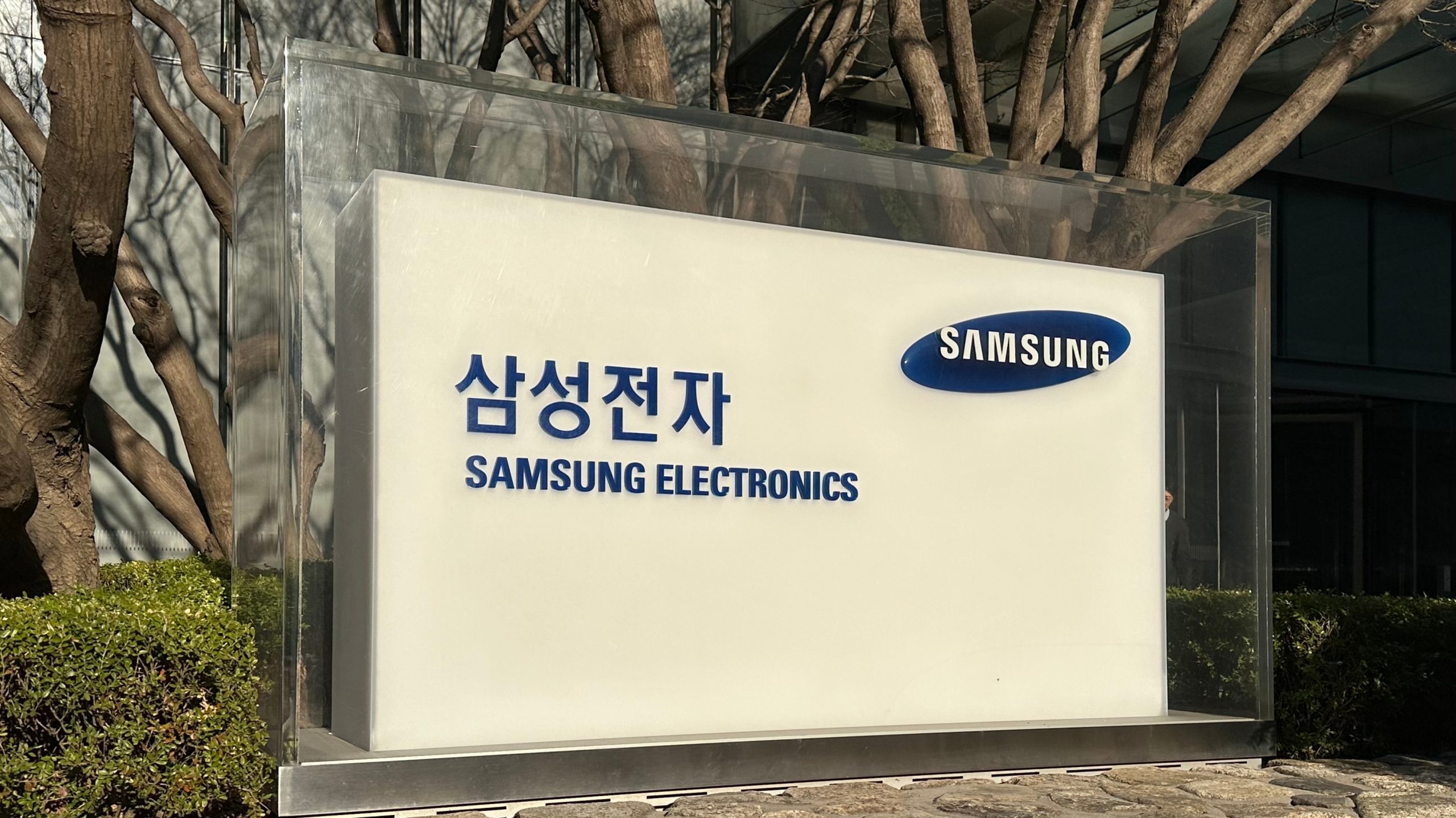 Samsung and SK Hynix Profit Forecasts Surge Amid Global Memory Shortage and Server DRAM Prioritization