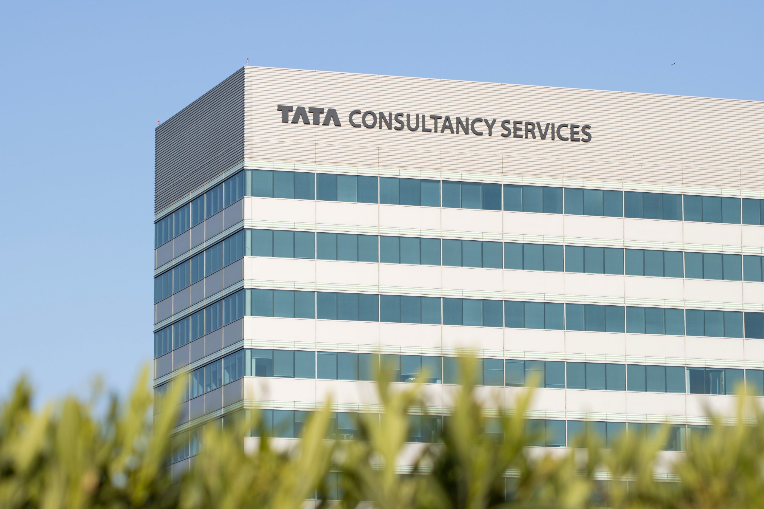 塔塔咨询服务(TCS)拟组建近9000人AI工程师团队,深耕企业级定制化AI服务